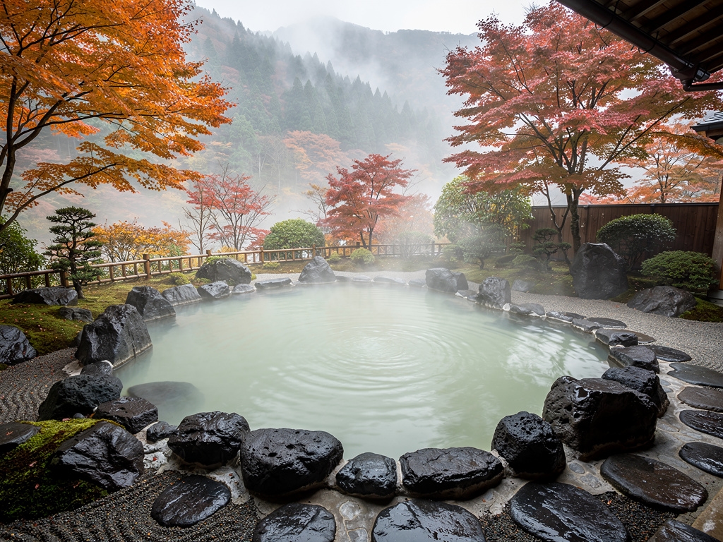 Japonský onsen vonku s parou a horami v pozadí